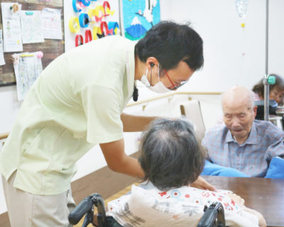 昼食配膳、食事介助